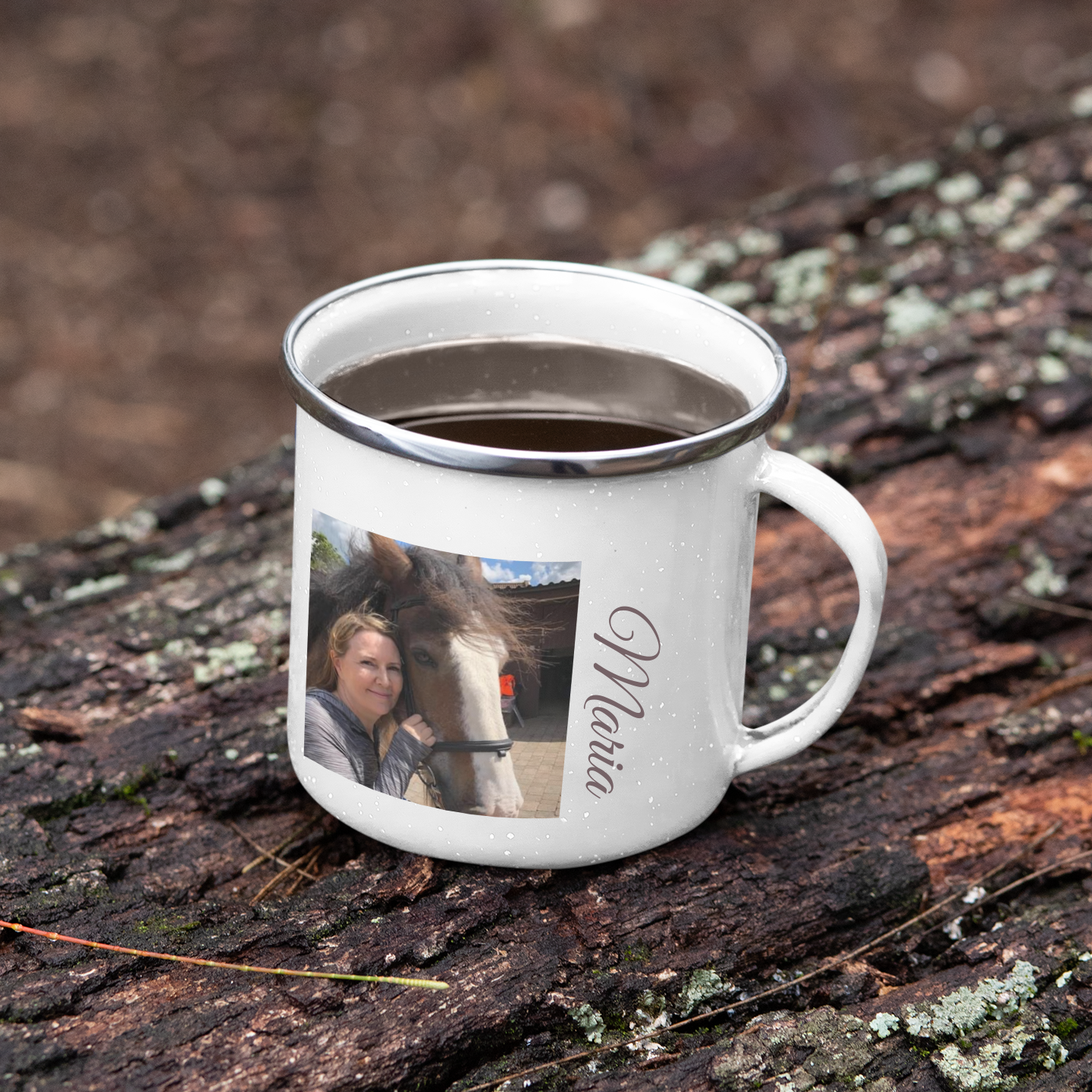 Emalimuki omalla kuvalla, asetettu puun päälle, kuvassa ihminen ja hevonen