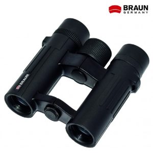 BRAUN Compagno 8x26 WP kiikari on kevyt ja helppo ottaa mukaan matkoille, urheilutapahtumiin ym Kiikari on kevyt ja VESI-, HUURRE- sekä PÖLYTIIVIS. Nitrogen kaasutäyte estää linssien huurtumisen sisäpuolelta. Kiikarin erikoiskumipäällyste sekä kaksois sarana antaa hyvän otteen kiikarista. Kierresuppilot ovat mukava lisäetu. BAK-4 prismat sekä monikalvopinnoite viimeistelee kiikarin optista laatua.