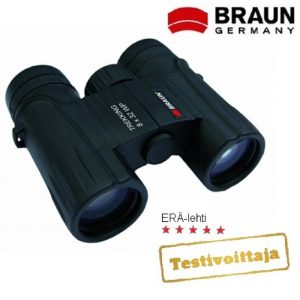 BRAUN TREKKING 8x32 WP kiikarit - Erälehden Testivoittaja BRAUN TREKKING 8x32 WP kiikarit ovat pienikokoisia, taskuun ja hyvin käteen sopivat. - Helppo kantaa mukanaan. Erikoiskumipäällyste antaa hyvän otteen ja suojan kiikareille. Korkea mekaaninen laatu sekä monikalvopinnoite kaikilla linsseillä tekevät kiikareista erittäin laadukkaat ja mukavat käyttää. Kiikarit ovat myös täysin vesi-, huurre- sekä pölytiiviitä. BRAUN TREKKING 8x32 WP sopii myös useimmille silmälasien käyttäjille. EAN 4000567201540 Suurennos: 8x Etulinssin halkaisija: 32mm Linssijärjestelmä: Ultralit ® lasilinssit Valovoima: 16,0 Hämäräluku: 16,0 Prisma: kattoprisma BAK-4 Linssien pinnoitus: kaikilla pinnoilla monikalvopinnoitus Lähtöpupilli: 4,0mm Silmäetäisyys: 16mm Silmienväli: 56-74mm Näkökenttä: 7,5 °, 131m/1000m Lähin tarkennusetäisyys: 1,5m Diopterisäätö: -4/ +4 Vesitiiveys: 1,5m / 3 minuuttia Nitrogeeni kaasutäyte: on Suppilot: kierre silmäsuppilot Jalustakierre: on Mitat ja paino n.: 110x107x48mm, 500g Valmistajan myöntämä takuu 2-vuotta