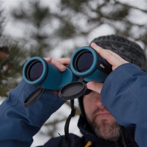 DÖRR OCEAN 7x50 vedenkestävä kiikari HÄMÄRTYVIIN iltoihin, sumuun - VALOVOIMAA! 5-v takuu DÖRR Ocean -kiikari on ihanteellinen, jos vietät paljon aikaa ulkona etkä ole huolissasi huonoista sääolosuhteista. Ocean-sarjan kiikari on täydellinen kumppani vedellä liikkuessa, luonnossa ja myös TALVELLA lumiolosuhteissa. OLIPA SADE, SUMU, KASTE TAI LUMI - näiden vedenpitävien kiikareiden avulla voit suorittaa havainnot epäröimättä milloin tahansa. Ocean -kiikareissa on laaja kuva-alue, kirkas kuva ja kuvan saa tarkennettua myös lähelle. Parhaimmillaan kiikari on katsellessa etäälle jolloin tarkennustarve on hyvin vähäistä. Tämä on Porro-prisma kiikareiden etu. TYPPIKAASU TÄYTTEINEN Kiikarin sisällä oleva typpikaasun täyttö varmistaa luotettavasti, että optiikka pysyy huurtumattomana myös kosteassa ja kylmässä säässä. Samaan aikaan Ocean-kiikareiden kaasutäyttö mahdollistaa väliaikaisen upottamisen noin 30 MINUUTIN ajaksi 1 METRIN syvyyteen PORRO-PRISMAT - BAK-4 Laadukkaasta BaK-4-lasista tehdyt sisäänrakennetut Porro-prismat tarjoavat kolmiulotteisia, kirkkaita ja aitoja värejä, joilla on korkea optinen laatu. Porron prismojen muotoilu ja erityinen järjestely mahdollistavat silmäystävällisen ja väsymättömän havainnoinnin. Ocean-kiikarien monikerroksiset linssit (MC Multi Coating) vähentävät ei-toivottuja heijastuksia ja lisäävät valonläpäisyä. KELLUVA HIHNA Jos haluat käyttää Ocean-kiikareita veneessä, suosittelemme vaihtamaan tavallisen kaulahihnan mukana toimitettuun kelluvaan hihnaan. Kelluvan hihnan erityisen paksu pehmuste estää kiikarin menemästä pinnan alle, jos se putoaa vahingossa veteen. Hihnan signaalin keltainen väri on helposti tunnistettavissa veden pinnalta ja auttaa sinua löytämään ja kiikarit nopeasti. JÄMÄKKÄ kumipinta suojaa kiikaria ja takaa tukevan ja luistamattoman otteen. Kestävä ja kevyt alumiinirunko. Petroli väritys täydentää kiikarin modernia ilmettä. DÖRR OCEAN 7x50 vedenkestävä kiikari soveltuu erinomaisesti käytettäväksi laivoilla, veneilyssä, purjeveneessä, sekä kalastusretkillä. 7-kertainen suurennus pysyy vakaana myös aluksen liikkuessa. Suuren näkökentän ansiota, 122 metriä 1000 metrillä, tarkennus on melkein tarpeetonta. Suurikokoinen tarkennuspyörä takaa pehmeä ja tasaisen tarkennuksen. DIOPTERIKORJAUS & KIERRETTÄVÄT SILMÄSUPPILOIDEN ansiota kiikari on helppo ja nopea käyttää ja soveltuu erinomaisesti myös silmälasia käyttäville. JALUSTAKIINNITYS Pidempiaikaisia havaintoja varten, voit asettaa OCEAN-kiikarin jalustalle. Tähän tarvitset vain DÖRR TA-2 ja TA-4 jalusta- kiikaripitimen. TEKNISTÄ TIETOA: Käyttö- lämpötila-alue: -10°C to +55°C Koko n. 19,5 x 18 x 6 cm, 960g Huurtumaton, typpitäytteinen Diopterisäätö -3/+3, kierrettävä okulaari Takuu 5-vuotta Vesitiivis n. 30min / 1m syvyydessä Suurennos: 7x Etulinssin halkaisija: 50mm Valovoima: 51 Hämäräluku: 18,7 Prisma: porroprisma BaK 4 Linssien pinnoitus: MC- monikalvopinnoitus Lähtöpupilli: 7,1 mm Silmien katseluetäisyys (Eye Relief) n. 24mm Silmien väli n. 56-72mm Näkökenttä: 7 °, 122m/1000m Lähin tarkennusetäisyys n.: 5m Jalustakierre: on Mukana: kiikari, okulaarisuoja, etulinssisuojat, puhdistusliina, kantohihna, kelluva kantohihna, kantolaukku Valmistajan myöntämä takuu 5-vuotta