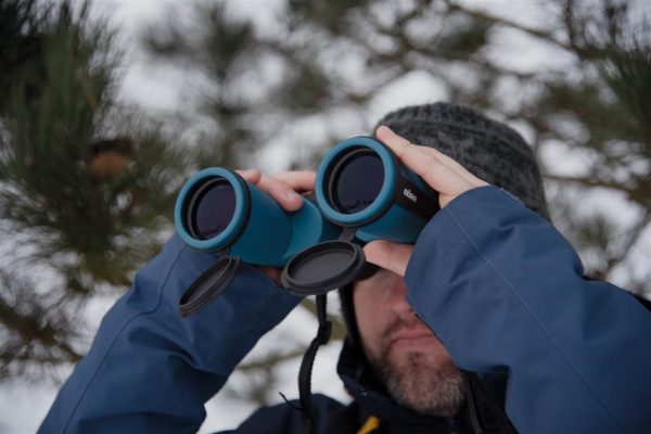 DÖRR OCEAN 7x50 vedenkestävä kiikari HÄMÄRTYVIIN iltoihin, sumuun - VALOVOIMAA! 5-v takuu DÖRR Ocean -kiikari on ihanteellinen, jos vietät paljon aikaa ulkona etkä ole huolissasi huonoista sääolosuhteista. Ocean-sarjan kiikari on täydellinen kumppani vedellä liikkuessa, luonnossa ja myös TALVELLA lumiolosuhteissa. OLIPA SADE, SUMU, KASTE TAI LUMI - näiden vedenpitävien kiikareiden avulla voit suorittaa havainnot epäröimättä milloin tahansa. Ocean -kiikareissa on laaja kuva-alue, kirkas kuva ja kuvan saa tarkennettua myös lähelle. Parhaimmillaan kiikari on katsellessa etäälle jolloin tarkennustarve on hyvin vähäistä. Tämä on Porro-prisma kiikareiden etu. TYPPIKAASU TÄYTTEINEN Kiikarin sisällä oleva typpikaasun täyttö varmistaa luotettavasti, että optiikka pysyy huurtumattomana myös kosteassa ja kylmässä säässä. Samaan aikaan Ocean-kiikareiden kaasutäyttö mahdollistaa väliaikaisen upottamisen noin 30 MINUUTIN ajaksi 1 METRIN syvyyteen PORRO-PRISMAT - BAK-4 Laadukkaasta BaK-4-lasista tehdyt sisäänrakennetut Porro-prismat tarjoavat kolmiulotteisia, kirkkaita ja aitoja värejä, joilla on korkea optinen laatu. Porron prismojen muotoilu ja erityinen järjestely mahdollistavat silmäystävällisen ja väsymättömän havainnoinnin. Ocean-kiikarien monikerroksiset linssit (MC Multi Coating) vähentävät ei-toivottuja heijastuksia ja lisäävät valonläpäisyä. KELLUVA HIHNA Jos haluat käyttää Ocean-kiikareita veneessä, suosittelemme vaihtamaan tavallisen kaulahihnan mukana toimitettuun kelluvaan hihnaan. Kelluvan hihnan erityisen paksu pehmuste estää kiikarin menemästä pinnan alle, jos se putoaa vahingossa veteen. Hihnan signaalin keltainen väri on helposti tunnistettavissa veden pinnalta ja auttaa sinua löytämään ja kiikarit nopeasti. JÄMÄKKÄ kumipinta suojaa kiikaria ja takaa tukevan ja luistamattoman otteen. Kestävä ja kevyt alumiinirunko. Petroli väritys täydentää kiikarin modernia ilmettä. DÖRR OCEAN 7x50 vedenkestävä kiikari soveltuu erinomaisesti käytettäväksi laivoilla, veneilyssä, purjeveneessä, sekä kalastusretkillä. 7-kertainen suurennus pysyy vakaana myös aluksen liikkuessa. Suuren näkökentän ansiota, 122 metriä 1000 metrillä, tarkennus on melkein tarpeetonta. Suurikokoinen tarkennuspyörä takaa pehmeä ja tasaisen tarkennuksen. DIOPTERIKORJAUS & KIERRETTÄVÄT SILMÄSUPPILOIDEN ansiota kiikari on helppo ja nopea käyttää ja soveltuu erinomaisesti myös silmälasia käyttäville. JALUSTAKIINNITYS Pidempiaikaisia havaintoja varten, voit asettaa OCEAN-kiikarin jalustalle. Tähän tarvitset vain DÖRR TA-2 ja TA-4 jalusta- kiikaripitimen. TEKNISTÄ TIETOA: Käyttö- lämpötila-alue: -10°C to +55°C Koko n. 19,5 x 18 x 6 cm, 960g Huurtumaton, typpitäytteinen Diopterisäätö -3/+3, kierrettävä okulaari Takuu 5-vuotta Vesitiivis n. 30min / 1m syvyydessä Suurennos: 7x Etulinssin halkaisija: 50mm Valovoima: 51 Hämäräluku: 18,7 Prisma: porroprisma BaK 4 Linssien pinnoitus: MC- monikalvopinnoitus Lähtöpupilli: 7,1 mm Silmien katseluetäisyys (Eye Relief) n. 24mm Silmien väli n. 56-72mm Näkökenttä: 7 °, 122m/1000m Lähin tarkennusetäisyys n.: 5m Jalustakierre: on Mukana: kiikari, okulaarisuoja, etulinssisuojat, puhdistusliina, kantohihna, kelluva kantohihna, kantolaukku Valmistajan myöntämä takuu 5-vuotta