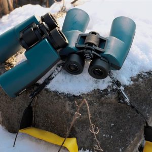 DÖRR OCEAN 7x50 vedenkestävä kiikari HÄMÄRTYVIIN iltoihin, sumuun - VALOVOIMAA! 5-v takuu DÖRR Ocean -kiikari on ihanteellinen, jos vietät paljon aikaa ulkona etkä ole huolissasi huonoista sääolosuhteista. Ocean-sarjan kiikari on täydellinen kumppani vedellä liikkuessa, luonnossa ja myös TALVELLA lumiolosuhteissa. OLIPA SADE, SUMU, KASTE TAI LUMI - näiden vedenpitävien kiikareiden avulla voit suorittaa havainnot epäröimättä milloin tahansa. Ocean -kiikareissa on laaja kuva-alue, kirkas kuva ja kuvan saa tarkennettua myös lähelle. Parhaimmillaan kiikari on katsellessa etäälle jolloin tarkennustarve on hyvin vähäistä. Tämä on Porro-prisma kiikareiden etu. TYPPIKAASU TÄYTTEINEN Kiikarin sisällä oleva typpikaasun täyttö varmistaa luotettavasti, että optiikka pysyy huurtumattomana myös kosteassa ja kylmässä säässä. Samaan aikaan Ocean-kiikareiden kaasutäyttö mahdollistaa väliaikaisen upottamisen noin 30 MINUUTIN ajaksi 1 METRIN syvyyteen PORRO-PRISMAT - BAK-4 Laadukkaasta BaK-4-lasista tehdyt sisäänrakennetut Porro-prismat tarjoavat kolmiulotteisia, kirkkaita ja aitoja värejä, joilla on korkea optinen laatu. Porron prismojen muotoilu ja erityinen järjestely mahdollistavat silmäystävällisen ja väsymättömän havainnoinnin. Ocean-kiikarien monikerroksiset linssit (MC Multi Coating) vähentävät ei-toivottuja heijastuksia ja lisäävät valonläpäisyä. KELLUVA HIHNA Jos haluat käyttää Ocean-kiikareita veneessä, suosittelemme vaihtamaan tavallisen kaulahihnan mukana toimitettuun kelluvaan hihnaan. Kelluvan hihnan erityisen paksu pehmuste estää kiikarin menemästä pinnan alle, jos se putoaa vahingossa veteen. Hihnan signaalin keltainen väri on helposti tunnistettavissa veden pinnalta ja auttaa sinua löytämään ja kiikarit nopeasti. JÄMÄKKÄ kumipinta suojaa kiikaria ja takaa tukevan ja luistamattoman otteen. Kestävä ja kevyt alumiinirunko. Petroli väritys täydentää kiikarin modernia ilmettä. DÖRR OCEAN 7x50 vedenkestävä kiikari soveltuu erinomaisesti käytettäväksi laivoilla, veneilyssä, purjeveneessä, sekä kalastusretkillä. 7-kertainen suurennus pysyy vakaana myös aluksen liikkuessa. Suuren näkökentän ansiota, 122 metriä 1000 metrillä, tarkennus on melkein tarpeetonta. Suurikokoinen tarkennuspyörä takaa pehmeä ja tasaisen tarkennuksen. DIOPTERIKORJAUS & KIERRETTÄVÄT SILMÄSUPPILOIDEN ansiota kiikari on helppo ja nopea käyttää ja soveltuu erinomaisesti myös silmälasia käyttäville. JALUSTAKIINNITYS Pidempiaikaisia havaintoja varten, voit asettaa OCEAN-kiikarin jalustalle. Tähän tarvitset vain DÖRR TA-2 ja TA-4 jalusta- kiikaripitimen. TEKNISTÄ TIETOA: Käyttö- lämpötila-alue: -10°C to +55°C Koko n. 19,5 x 18 x 6 cm, 960g Huurtumaton, typpitäytteinen Diopterisäätö -3/+3, kierrettävä okulaari Takuu 5-vuotta Vesitiivis n. 30min / 1m syvyydessä Suurennos: 7x Etulinssin halkaisija: 50mm Valovoima: 51 Hämäräluku: 18,7 Prisma: porroprisma BaK 4 Linssien pinnoitus: MC- monikalvopinnoitus Lähtöpupilli: 7,1 mm Silmien katseluetäisyys (Eye Relief) n. 24mm Silmien väli n. 56-72mm Näkökenttä: 7 °, 122m/1000m Lähin tarkennusetäisyys n.: 5m Jalustakierre: on Mukana: kiikari, okulaarisuoja, etulinssisuojat, puhdistusliina, kantohihna, kelluva kantohihna, kantolaukku Valmistajan myöntämä takuu 5-vuotta