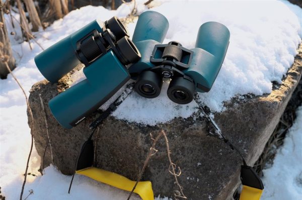 DÖRR OCEAN 7x50 vedenkestävä kiikari HÄMÄRTYVIIN iltoihin, sumuun - VALOVOIMAA! 5-v takuu DÖRR Ocean -kiikari on ihanteellinen, jos vietät paljon aikaa ulkona etkä ole huolissasi huonoista sääolosuhteista. Ocean-sarjan kiikari on täydellinen kumppani vedellä liikkuessa, luonnossa ja myös TALVELLA lumiolosuhteissa. OLIPA SADE, SUMU, KASTE TAI LUMI - näiden vedenpitävien kiikareiden avulla voit suorittaa havainnot epäröimättä milloin tahansa. Ocean -kiikareissa on laaja kuva-alue, kirkas kuva ja kuvan saa tarkennettua myös lähelle. Parhaimmillaan kiikari on katsellessa etäälle jolloin tarkennustarve on hyvin vähäistä. Tämä on Porro-prisma kiikareiden etu. TYPPIKAASU TÄYTTEINEN Kiikarin sisällä oleva typpikaasun täyttö varmistaa luotettavasti, että optiikka pysyy huurtumattomana myös kosteassa ja kylmässä säässä. Samaan aikaan Ocean-kiikareiden kaasutäyttö mahdollistaa väliaikaisen upottamisen noin 30 MINUUTIN ajaksi 1 METRIN syvyyteen PORRO-PRISMAT - BAK-4 Laadukkaasta BaK-4-lasista tehdyt sisäänrakennetut Porro-prismat tarjoavat kolmiulotteisia, kirkkaita ja aitoja värejä, joilla on korkea optinen laatu. Porron prismojen muotoilu ja erityinen järjestely mahdollistavat silmäystävällisen ja väsymättömän havainnoinnin. Ocean-kiikarien monikerroksiset linssit (MC Multi Coating) vähentävät ei-toivottuja heijastuksia ja lisäävät valonläpäisyä. KELLUVA HIHNA Jos haluat käyttää Ocean-kiikareita veneessä, suosittelemme vaihtamaan tavallisen kaulahihnan mukana toimitettuun kelluvaan hihnaan. Kelluvan hihnan erityisen paksu pehmuste estää kiikarin menemästä pinnan alle, jos se putoaa vahingossa veteen. Hihnan signaalin keltainen väri on helposti tunnistettavissa veden pinnalta ja auttaa sinua löytämään ja kiikarit nopeasti. JÄMÄKKÄ kumipinta suojaa kiikaria ja takaa tukevan ja luistamattoman otteen. Kestävä ja kevyt alumiinirunko. Petroli väritys täydentää kiikarin modernia ilmettä. DÖRR OCEAN 7x50 vedenkestävä kiikari soveltuu erinomaisesti käytettäväksi laivoilla, veneilyssä, purjeveneessä, sekä kalastusretkillä. 7-kertainen suurennus pysyy vakaana myös aluksen liikkuessa. Suuren näkökentän ansiota, 122 metriä 1000 metrillä, tarkennus on melkein tarpeetonta. Suurikokoinen tarkennuspyörä takaa pehmeä ja tasaisen tarkennuksen. DIOPTERIKORJAUS & KIERRETTÄVÄT SILMÄSUPPILOIDEN ansiota kiikari on helppo ja nopea käyttää ja soveltuu erinomaisesti myös silmälasia käyttäville. JALUSTAKIINNITYS Pidempiaikaisia havaintoja varten, voit asettaa OCEAN-kiikarin jalustalle. Tähän tarvitset vain DÖRR TA-2 ja TA-4 jalusta- kiikaripitimen. TEKNISTÄ TIETOA: Käyttö- lämpötila-alue: -10°C to +55°C Koko n. 19,5 x 18 x 6 cm, 960g Huurtumaton, typpitäytteinen Diopterisäätö -3/+3, kierrettävä okulaari Takuu 5-vuotta Vesitiivis n. 30min / 1m syvyydessä Suurennos: 7x Etulinssin halkaisija: 50mm Valovoima: 51 Hämäräluku: 18,7 Prisma: porroprisma BaK 4 Linssien pinnoitus: MC- monikalvopinnoitus Lähtöpupilli: 7,1 mm Silmien katseluetäisyys (Eye Relief) n. 24mm Silmien väli n. 56-72mm Näkökenttä: 7 °, 122m/1000m Lähin tarkennusetäisyys n.: 5m Jalustakierre: on Mukana: kiikari, okulaarisuoja, etulinssisuojat, puhdistusliina, kantohihna, kelluva kantohihna, kantolaukku Valmistajan myöntämä takuu 5-vuotta