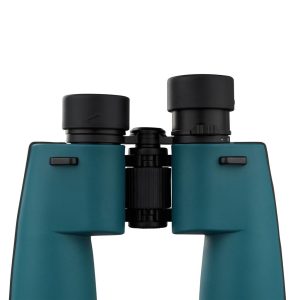 DÖRR OCEAN 7x50 vedenkestävä kiikari HÄMÄRTYVIIN iltoihin, sumuun - VALOVOIMAA! 5-v takuu DÖRR Ocean -kiikari on ihanteellinen, jos vietät paljon aikaa ulkona etkä ole huolissasi huonoista sääolosuhteista. Ocean-sarjan kiikari on täydellinen kumppani vedellä liikkuessa, luonnossa ja myös TALVELLA lumiolosuhteissa. OLIPA SADE, SUMU, KASTE TAI LUMI - näiden vedenpitävien kiikareiden avulla voit suorittaa havainnot epäröimättä milloin tahansa. Ocean -kiikareissa on laaja kuva-alue, kirkas kuva ja kuvan saa tarkennettua myös lähelle. Parhaimmillaan kiikari on katsellessa etäälle jolloin tarkennustarve on hyvin vähäistä. Tämä on Porro-prisma kiikareiden etu. TYPPIKAASU TÄYTTEINEN Kiikarin sisällä oleva typpikaasun täyttö varmistaa luotettavasti, että optiikka pysyy huurtumattomana myös kosteassa ja kylmässä säässä. Samaan aikaan Ocean-kiikareiden kaasutäyttö mahdollistaa väliaikaisen upottamisen noin 30 MINUUTIN ajaksi 1 METRIN syvyyteen PORRO-PRISMAT - BAK-4 Laadukkaasta BaK-4-lasista tehdyt sisäänrakennetut Porro-prismat tarjoavat kolmiulotteisia, kirkkaita ja aitoja värejä, joilla on korkea optinen laatu. Porron prismojen muotoilu ja erityinen järjestely mahdollistavat silmäystävällisen ja väsymättömän havainnoinnin. Ocean-kiikarien monikerroksiset linssit (MC Multi Coating) vähentävät ei-toivottuja heijastuksia ja lisäävät valonläpäisyä. KELLUVA HIHNA Jos haluat käyttää Ocean-kiikareita veneessä, suosittelemme vaihtamaan tavallisen kaulahihnan mukana toimitettuun kelluvaan hihnaan. Kelluvan hihnan erityisen paksu pehmuste estää kiikarin menemästä pinnan alle, jos se putoaa vahingossa veteen. Hihnan signaalin keltainen väri on helposti tunnistettavissa veden pinnalta ja auttaa sinua löytämään ja kiikarit nopeasti. JÄMÄKKÄ kumipinta suojaa kiikaria ja takaa tukevan ja luistamattoman otteen. Kestävä ja kevyt alumiinirunko. Petroli väritys täydentää kiikarin modernia ilmettä. DÖRR OCEAN 7x50 vedenkestävä kiikari soveltuu erinomaisesti käytettäväksi laivoilla, veneilyssä, purjeveneessä, sekä kalastusretkillä. 7-kertainen suurennus pysyy vakaana myös aluksen liikkuessa. Suuren näkökentän ansiota, 122 metriä 1000 metrillä, tarkennus on melkein tarpeetonta. Suurikokoinen tarkennuspyörä takaa pehmeä ja tasaisen tarkennuksen. DIOPTERIKORJAUS & KIERRETTÄVÄT SILMÄSUPPILOIDEN ansiota kiikari on helppo ja nopea käyttää ja soveltuu erinomaisesti myös silmälasia käyttäville. JALUSTAKIINNITYS Pidempiaikaisia havaintoja varten, voit asettaa OCEAN-kiikarin jalustalle. Tähän tarvitset vain DÖRR TA-2 ja TA-4 jalusta- kiikaripitimen. TEKNISTÄ TIETOA: Käyttö- lämpötila-alue: -10°C to +55°C Koko n. 19,5 x 18 x 6 cm, 960g Huurtumaton, typpitäytteinen Diopterisäätö -3/+3, kierrettävä okulaari Takuu 5-vuotta Vesitiivis n. 30min / 1m syvyydessä Suurennos: 7x Etulinssin halkaisija: 50mm Valovoima: 51 Hämäräluku: 18,7 Prisma: porroprisma BaK 4 Linssien pinnoitus: MC- monikalvopinnoitus Lähtöpupilli: 7,1 mm Silmien katseluetäisyys (Eye Relief) n. 24mm Silmien väli n. 56-72mm Näkökenttä: 7 °, 122m/1000m Lähin tarkennusetäisyys n.: 5m Jalustakierre: on Mukana: kiikari, okulaarisuoja, etulinssisuojat, puhdistusliina, kantohihna, kelluva kantohihna, kantolaukku Valmistajan myöntämä takuu 5-vuotta