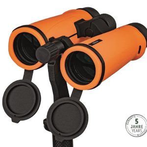 DÖRR SIGNAL XP 10x42 oranssi kiikari -metsään vesille DÖRR SIGNAL XP kiikarit ovat poikkeuksellisen vesitiiviitä. FMC Full Multi Coated pinnoite sekä BAK-4 prismat takaavat korkean valonläpäisyn ja optisen laadun. Kuva on kirkas ja selkeä jopa huonoissa valaisuolosuhteissa ja hämärässä. Näitä ominaisuuksia arvostavat moni luonnossa liikkuja ja lintutarkkailija. Kiikarin oranssi kumipinta antaa hyvän otteen ja sen erotta helposti hämärässä ja veneessä. Metsästäjille kiikari on hiljainen ja väritys lisää turvallisuutta. KAASUTÄYTE pitää linssit huurtumattomina. Signal xp kiikari on POIKKEUKSELLISEN TIIVIS: jopa 30 min 1m saakka. Dörr Signal XP kiikareilla voit katsella myös iltaisin ja hämärässä. Pitkä katseluetäisyys (Long-eye relief) takaa helpon katselun jossa silmät eivät rasitu. Hyvä muotoilu, erinomainen otepinta, kuvioitu tarkennusrengas. Nämä ovat ominaisuuksia jotka käytössä huomaa ja arvostaa.