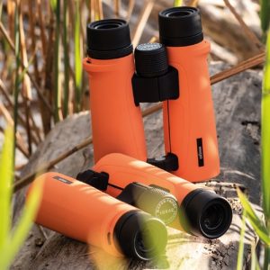 DÖRR SIGNAL XP 10x42 oranssi kiikari -metsään vesille DÖRR SIGNAL XP kiikarit ovat poikkeuksellisen vesitiiviitä. FMC Full Multi Coated pinnoite sekä BAK-4 prismat takaavat korkean valonläpäisyn ja optisen laadun. Kuva on kirkas ja selkeä jopa huonoissa valaisuolosuhteissa ja hämärässä. Näitä ominaisuuksia arvostavat moni luonnossa liikkuja ja lintutarkkailija. Kiikarin oranssi kumipinta antaa hyvän otteen ja sen erotta helposti hämärässä ja veneessä. Metsästäjille kiikari on hiljainen ja väritys lisää turvallisuutta. KAASUTÄYTE pitää linssit huurtumattomina. Signal xp kiikari on POIKKEUKSELLISEN TIIVIS: jopa 30 min 1m saakka. Dörr Signal XP kiikareilla voit katsella myös iltaisin ja hämärässä. Pitkä katseluetäisyys (Long-eye relief) takaa helpon katselun jossa silmät eivät rasitu. Hyvä muotoilu, erinomainen otepinta, kuvioitu tarkennusrengas. Nämä ovat ominaisuuksia jotka käytössä huomaa ja arvostaa.