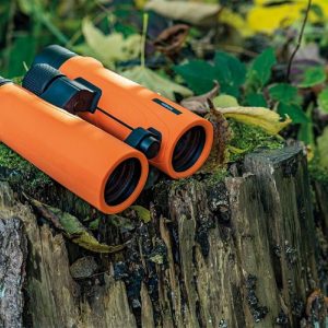 DÖRR SIGNAL XP 10x42 oranssi kiikari -metsään vesille DÖRR SIGNAL XP kiikarit ovat poikkeuksellisen vesitiiviitä. FMC Full Multi Coated pinnoite sekä BAK-4 prismat takaavat korkean valonläpäisyn ja optisen laadun. Kuva on kirkas ja selkeä jopa huonoissa valaisuolosuhteissa ja hämärässä. Näitä ominaisuuksia arvostavat moni luonnossa liikkuja ja lintutarkkailija. Kiikarin oranssi kumipinta antaa hyvän otteen ja sen erotta helposti hämärässä ja veneessä. Metsästäjille kiikari on hiljainen ja väritys lisää turvallisuutta. KAASUTÄYTE pitää linssit huurtumattomina. Signal xp kiikari on POIKKEUKSELLISEN TIIVIS: jopa 30 min 1m saakka. Dörr Signal XP kiikareilla voit katsella myös iltaisin ja hämärässä. Pitkä katseluetäisyys (Long-eye relief) takaa helpon katselun jossa silmät eivät rasitu. Hyvä muotoilu, erinomainen otepinta, kuvioitu tarkennusrengas. Nämä ovat ominaisuuksia jotka käytössä huomaa ja arvostaa.