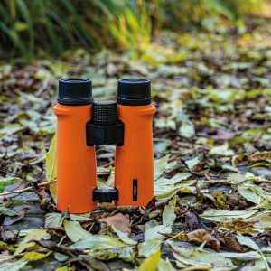 DÖRR SIGNAL XP 10x42 oranssi kiikari -metsään vesille DÖRR SIGNAL XP kiikarit ovat poikkeuksellisen vesitiiviitä. FMC Full Multi Coated pinnoite sekä BAK-4 prismat takaavat korkean valonläpäisyn ja optisen laadun. Kuva on kirkas ja selkeä jopa huonoissa valaisuolosuhteissa ja hämärässä. Näitä ominaisuuksia arvostavat moni luonnossa liikkuja ja lintutarkkailija. Kiikarin oranssi kumipinta antaa hyvän otteen ja sen erotta helposti hämärässä ja veneessä. Metsästäjille kiikari on hiljainen ja väritys lisää turvallisuutta. KAASUTÄYTE pitää linssit huurtumattomina. Signal xp kiikari on POIKKEUKSELLISEN TIIVIS: jopa 30 min 1m saakka. Dörr Signal XP kiikareilla voit katsella myös iltaisin ja hämärässä. Pitkä katseluetäisyys (Long-eye relief) takaa helpon katselun jossa silmät eivät rasitu. Hyvä muotoilu, erinomainen otepinta, kuvioitu tarkennusrengas. Nämä ovat ominaisuuksia jotka käytössä huomaa ja arvostaa.