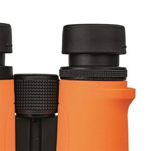 DÖRR SIGNAL XP 10x42 oranssi kiikari -metsään vesille DÖRR SIGNAL XP kiikarit ovat poikkeuksellisen vesitiiviitä. FMC Full Multi Coated pinnoite sekä BAK-4 prismat takaavat korkean valonläpäisyn ja optisen laadun. Kuva on kirkas ja selkeä jopa huonoissa valaisuolosuhteissa ja hämärässä. Näitä ominaisuuksia arvostavat moni luonnossa liikkuja ja lintutarkkailija. Kiikarin oranssi kumipinta antaa hyvän otteen ja sen erotta helposti hämärässä ja veneessä. Metsästäjille kiikari on hiljainen ja väritys lisää turvallisuutta. KAASUTÄYTE pitää linssit huurtumattomina. Signal xp kiikari on POIKKEUKSELLISEN TIIVIS: jopa 30 min 1m saakka. Dörr Signal XP kiikareilla voit katsella myös iltaisin ja hämärässä. Pitkä katseluetäisyys (Long-eye relief) takaa helpon katselun jossa silmät eivät rasitu. Hyvä muotoilu, erinomainen otepinta, kuvioitu tarkennusrengas. Nämä ovat ominaisuuksia jotka käytössä huomaa ja arvostaa.