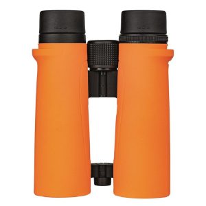DÖRR SIGNAL XP 10x42 oranssi kiikari -metsään vesille DÖRR SIGNAL XP kiikarit ovat poikkeuksellisen vesitiiviitä. FMC Full Multi Coated pinnoite sekä BAK-4 prismat takaavat korkean valonläpäisyn ja optisen laadun. Kuva on kirkas ja selkeä jopa huonoissa valaisuolosuhteissa ja hämärässä. Näitä ominaisuuksia arvostavat moni luonnossa liikkuja ja lintutarkkailija. Kiikarin oranssi kumipinta antaa hyvän otteen ja sen erotta helposti hämärässä ja veneessä. Metsästäjille kiikari on hiljainen ja väritys lisää turvallisuutta. KAASUTÄYTE pitää linssit huurtumattomina. Signal xp kiikari on POIKKEUKSELLISEN TIIVIS: jopa 30 min 1m saakka. Dörr Signal XP kiikareilla voit katsella myös iltaisin ja hämärässä. Pitkä katseluetäisyys (Long-eye relief) takaa helpon katselun jossa silmät eivät rasitu. Hyvä muotoilu, erinomainen otepinta, kuvioitu tarkennusrengas. Nämä ovat ominaisuuksia jotka käytössä huomaa ja arvostaa.