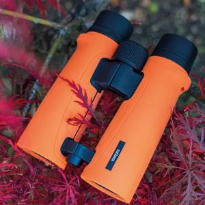 DÖRR SIGNAL XP 10x42 oranssi kiikari -metsään vesille DÖRR SIGNAL XP kiikarit ovat poikkeuksellisen vesitiiviitä. FMC Full Multi Coated pinnoite sekä BAK-4 prismat takaavat korkean valonläpäisyn ja optisen laadun. Kuva on kirkas ja selkeä jopa huonoissa valaisuolosuhteissa ja hämärässä. Näitä ominaisuuksia arvostavat moni luonnossa liikkuja ja lintutarkkailija. Kiikarin oranssi kumipinta antaa hyvän otteen ja sen erotta helposti hämärässä ja veneessä. Metsästäjille kiikari on hiljainen ja väritys lisää turvallisuutta. KAASUTÄYTE pitää linssit huurtumattomina. Signal xp kiikari on POIKKEUKSELLISEN TIIVIS: jopa 30 min 1m saakka. Dörr Signal XP kiikareilla voit katsella myös iltaisin ja hämärässä. Pitkä katseluetäisyys (Long-eye relief) takaa helpon katselun jossa silmät eivät rasitu. Hyvä muotoilu, erinomainen otepinta, kuvioitu tarkennusrengas. Nämä ovat ominaisuuksia jotka käytössä huomaa ja arvostaa.