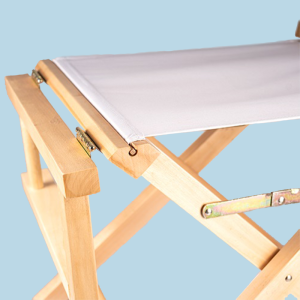 lähempi kuva valko kankaisen ohjaus tuolin saranoista