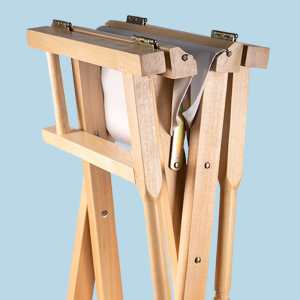 kasaan laitettu valko kankainen ohjaajan tuoli