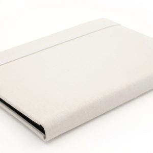Canvas taskualbumi on upea kangaspintainen minialbumi 72:lle 10x15cm kuvalle. - miellyttävä kangaspinta - sävyyn sopiva leveä kuminauha - mustat muovitaskut - takakannen sisäpuolella tasku esim. cd-levylle