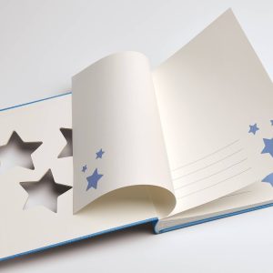 Tähti vauva-albumi soveltuu vauvasi ensimmäisten hymyjen, söpöjen eleiden ja tärkeiden ensimmäisten tapahtumien tallentamiseen! Tähtien alla kasvaa tulevaisuuden tähti! 
