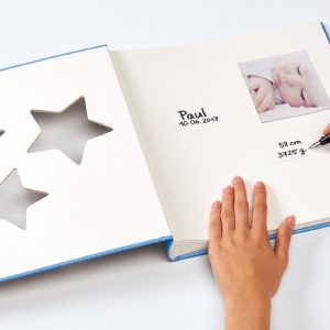 Tähti vauva-albumi soveltuu vauvasi ensimmäisten hymyjen, söpöjen eleiden ja tärkeiden ensimmäisten tapahtumien tallentamiseen! Tähtien alla kasvaa tulevaisuuden tähti! 