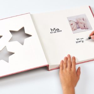 Tähti vauva-albumi soveltuu vauvasi ensimmäisten hymyjen, söpöjen eleiden ja tärkeiden ensimmäisten tapahtumien tallentamiseen! Tähtien alla kasvaa tulevaisuuden tähti! 
