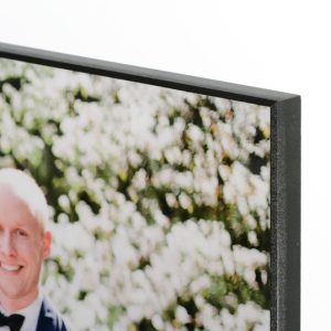 paksu mustareunainen mdf puutaulu omasta kuvasta seinällä