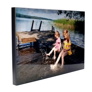 paksu mustareunainen mdf puutaulu omasta kuvasta seinällä