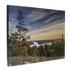 paksu mustareunainen mdf puutaulu omasta kuvasta seinällä