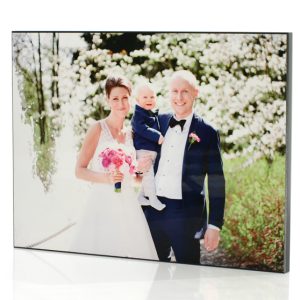 paksu mustareunainen mdf puutaulu omasta kuvasta seinällä