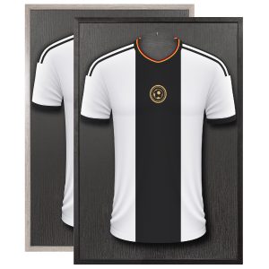 Tilakehys pleksilasilla pelipaidalle 60 × 90 cm MDF-kehyksellä.
