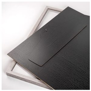 Tilakehys pleksilasilla pelipaidalle 60 × 90 cm MDF-kehyksellä.