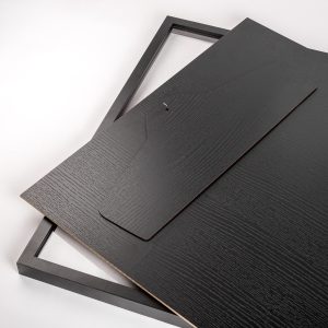 Tilakehys pleksilasilla pelipaidalle 60 × 90 cm MDF-kehyksellä.
